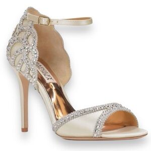 BADGLEY MISCHKA Roxy Ivory Satin‎ Bridal Heels With Crystal Embellishments 5.5